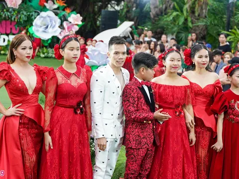 Mẫu nhí Việt khóc khi mặc trang phục lá cây ở show thời trang